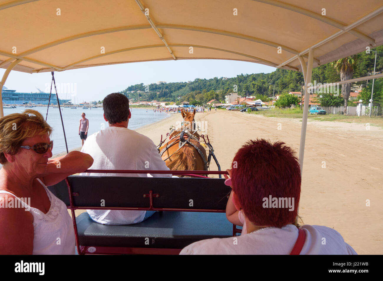 Katakolon (Katakolò) allenatore di cavalli corsa sulla spiaggia sabbiosa (costa greca) Foto Stock