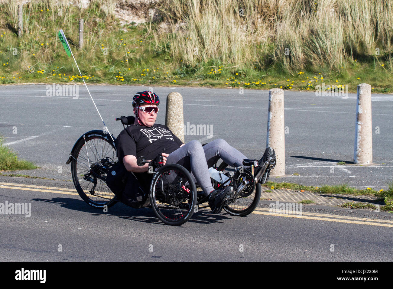 Recumbent biker al Festival Vintage e Classic Show del veicolo, con vetture la guida verso il basso il resort e sul lungomare Promenade, Southport, Merseyside, Regno Unito Foto Stock