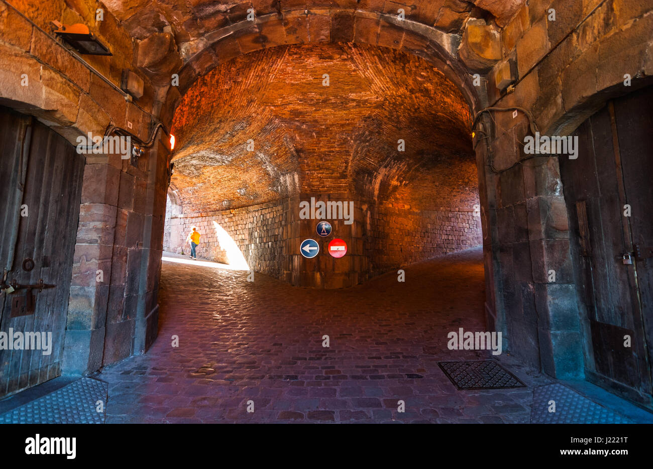 Segni di traffico diretto di persone e veicoli come l'approccio, tenere la sinistra. Sotto il vecchio forte Castello di Montjuïc a Barcellona. Foto Stock