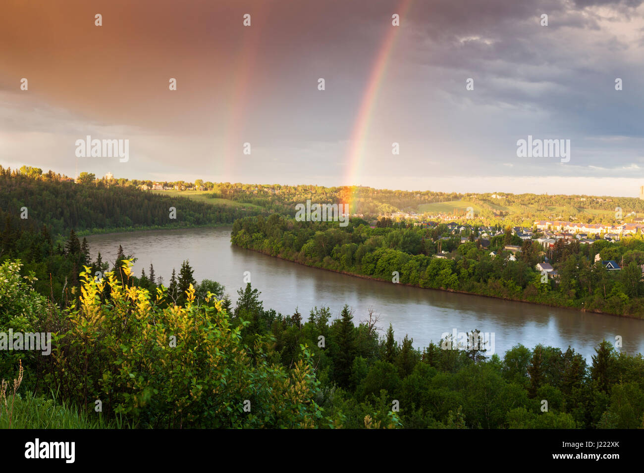 Rainbow oltre a nord del Fiume Saskatchewan. Edmonton, Alberta, Canada. Foto Stock