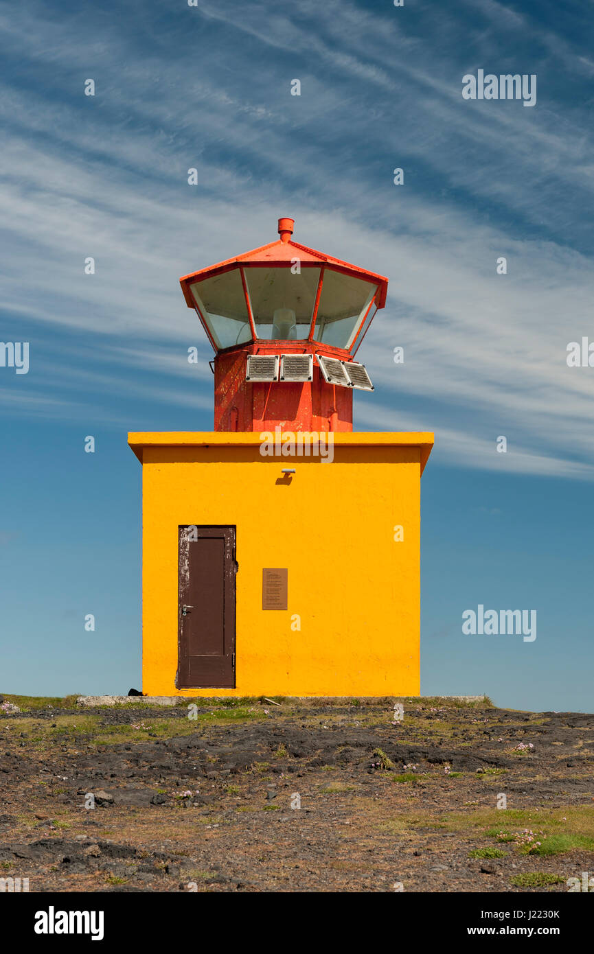 Ondverdanes faro, il punto più occidentale della penisola Snaefellsnes, Snaefell, arancione, giallo, rosso, blu cielo, Islanda, l'Europa. Foto Stock
