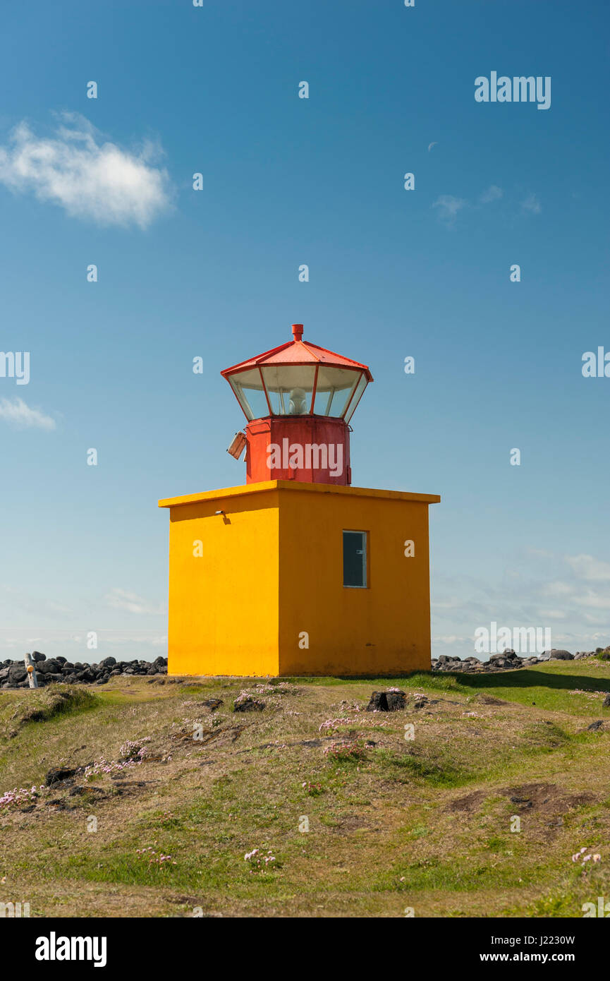 Ondverdanes faro, il punto più occidentale della penisola Snaefellsnes, Snaefell, arancione, giallo, rosso, blu cielo, Islanda, l'Europa. Foto Stock