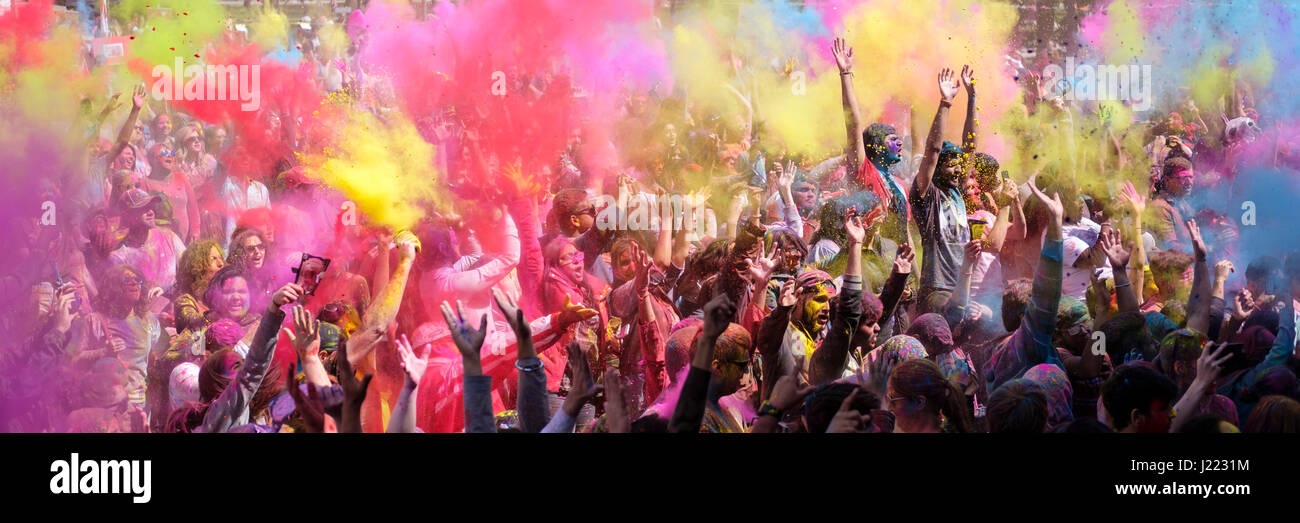 La Folla di festaioli, Holi Festival di Primavera, Rangwali Holi, Dhuleti, Dhulandi, Phagwah, Festival di colori, festival indù, London, Ontario, Canada. Foto Stock