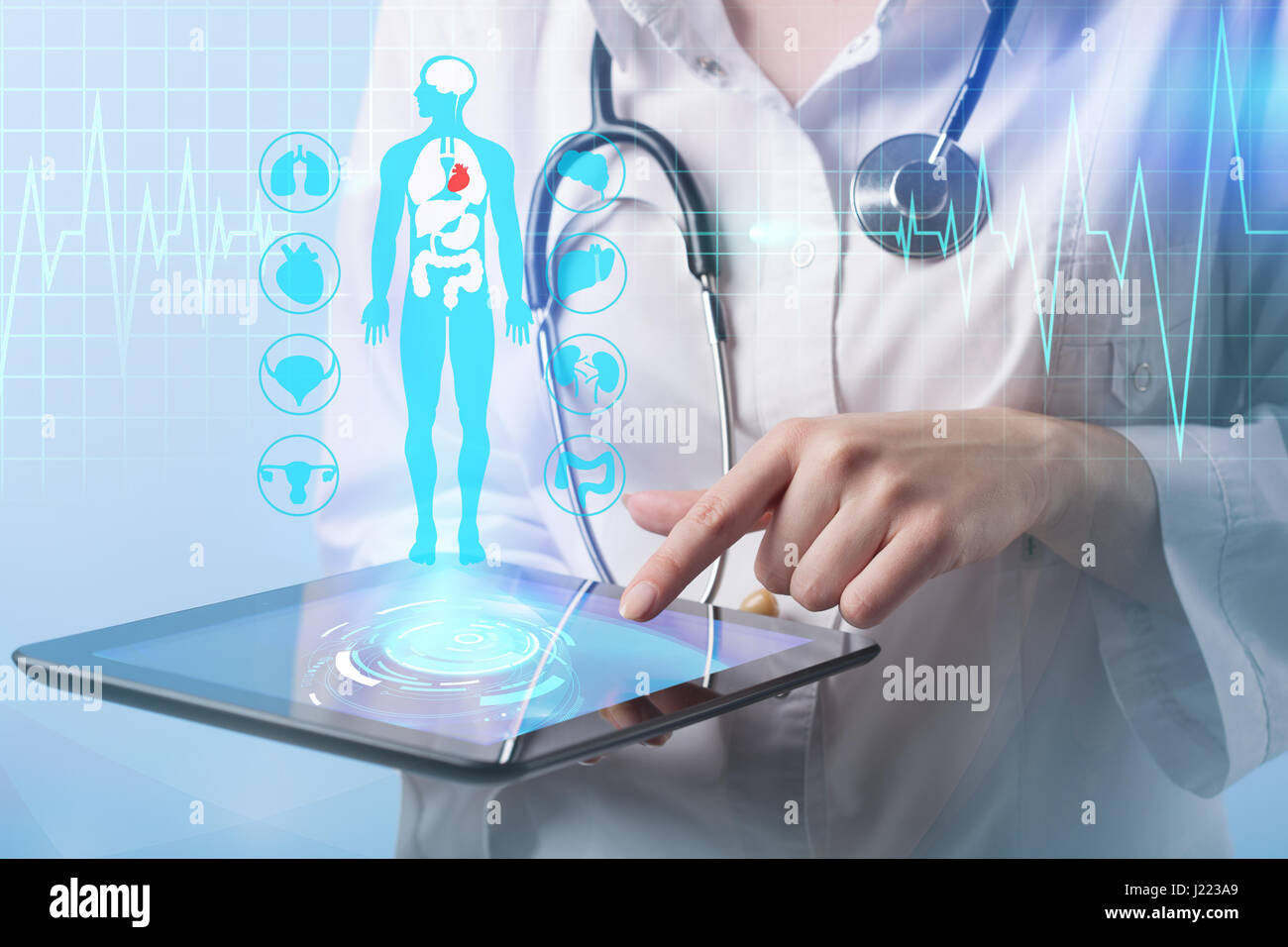 Medico che lavorano su uno schermo virtuale. concetto medico Foto Stock