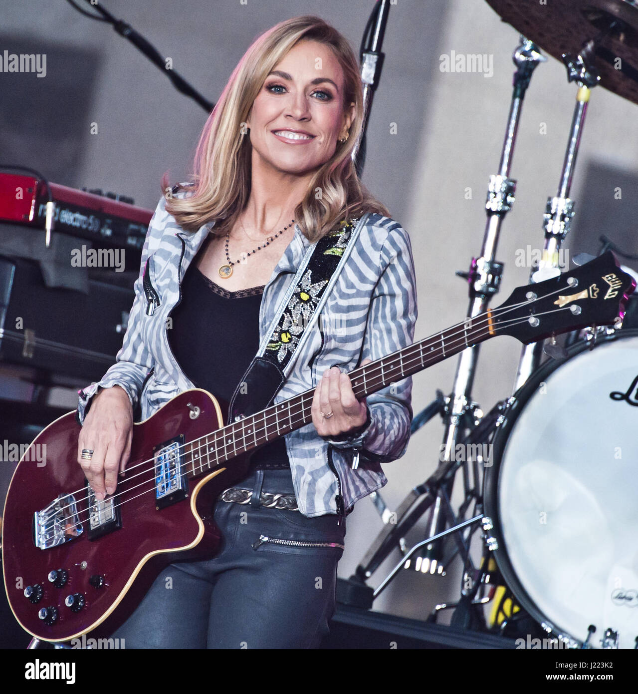 New York, NY, STATI UNITI D'AMERICA. 19 Aprile, 2017. Sheryl Crow esegue su NBC's "oggi" mostra al Rockefeller Plaza. Foto Stock