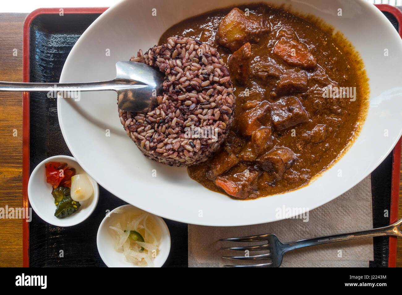 Fuso giapponese curry di manzo, con multi-granella riso Marrone, le carote e le patate in una ciotola Foto Stock