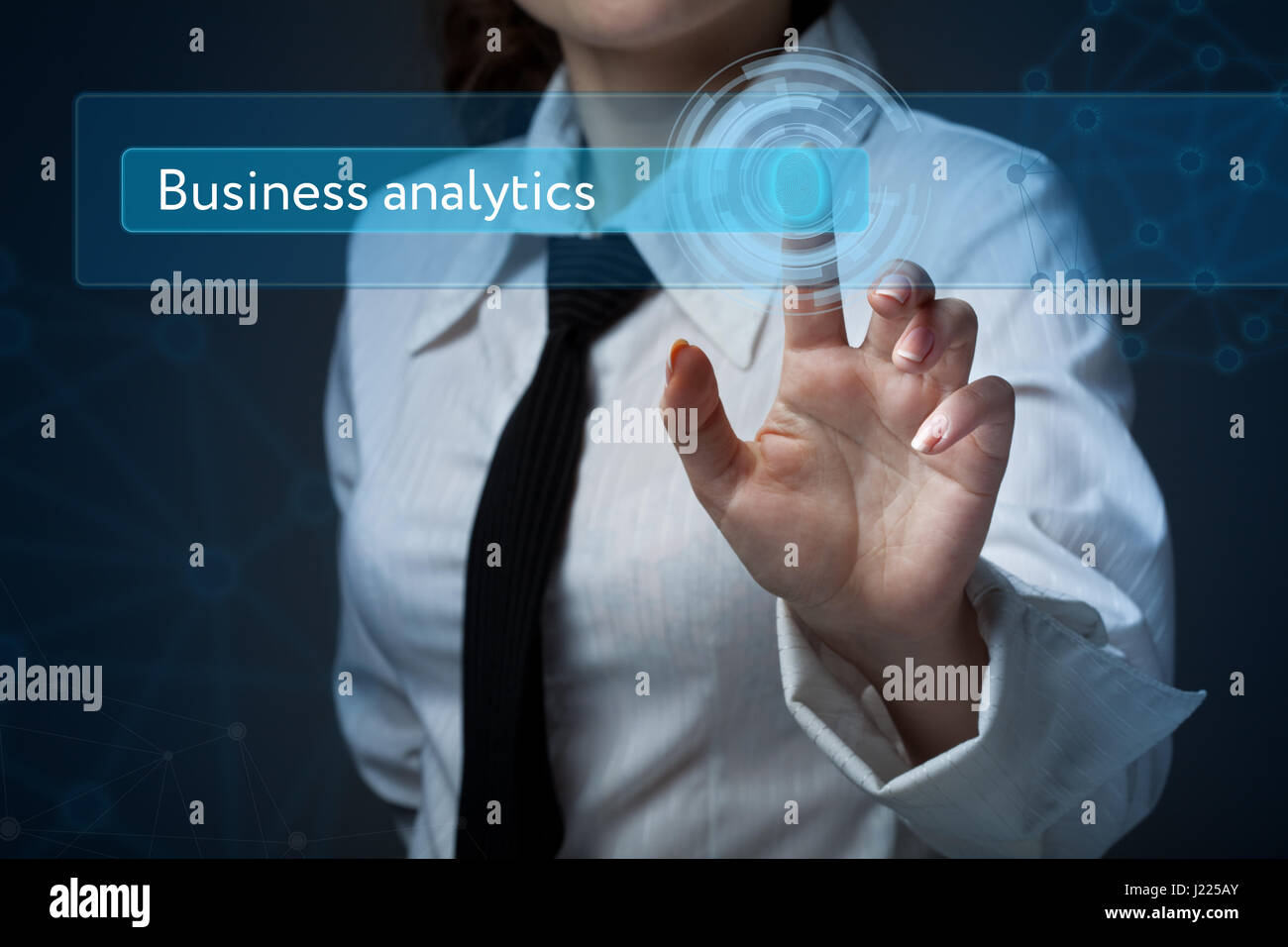Business, tecnologia Internet e networking concetto. Business donna preme un pulsante sullo schermo virtuale: Business Analytics Foto Stock
