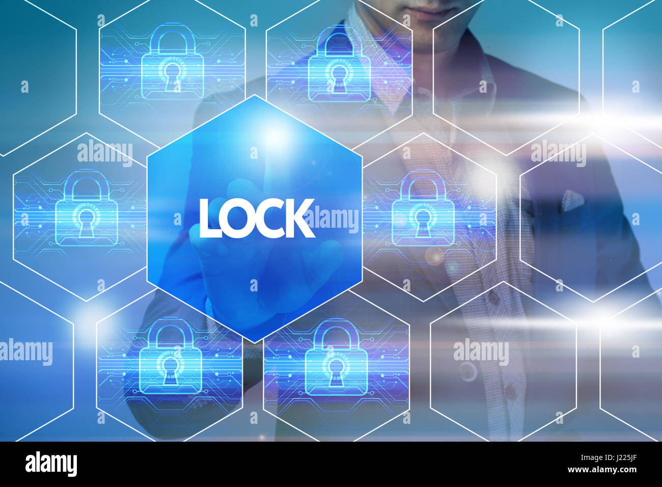 Business, tecnologia Internet e networking concetto. Imprenditore preme un pulsante sullo schermo virtuale: bloccare Foto Stock