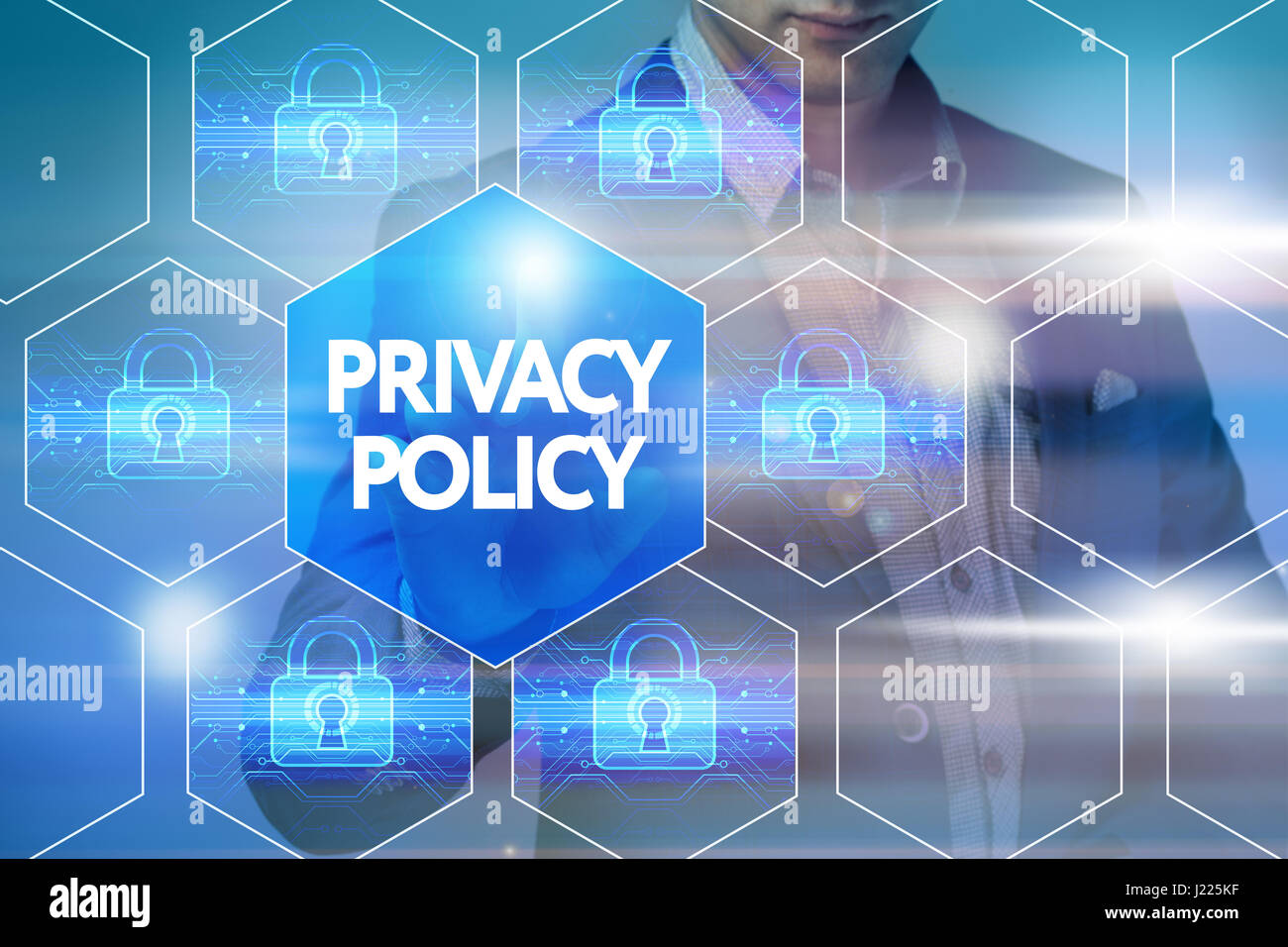 Business, tecnologia Internet e networking concetto. Imprenditore preme un pulsante sullo schermo virtuale: politica sulla privacy Foto Stock