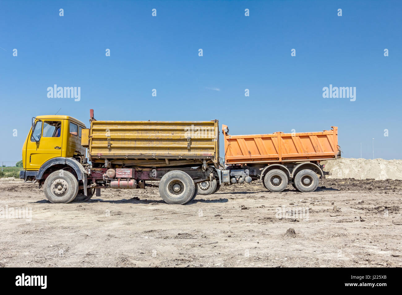 Grande ribaltamento idraulico il carrello si muove in retromarcia, prepararsi a scaricare le merci. Foto Stock