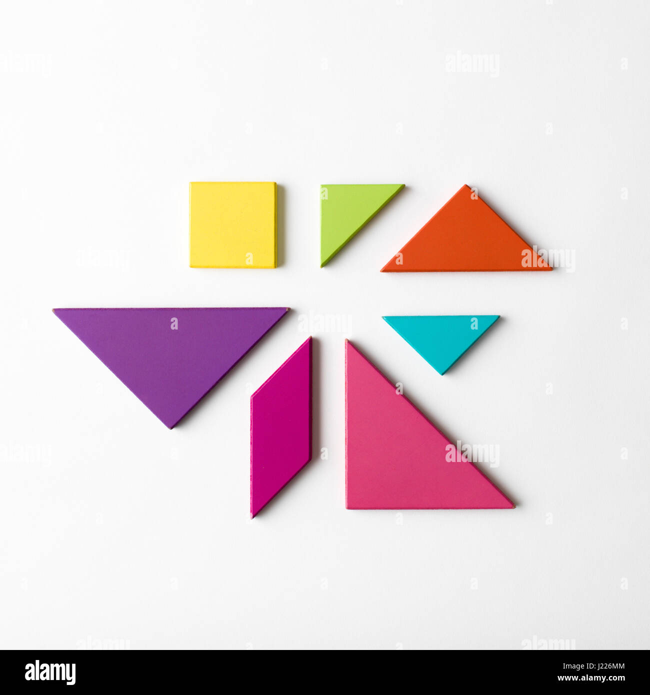 Vista superiore del colore delle forme geometriche con ombre su sfondo bianco Foto Stock