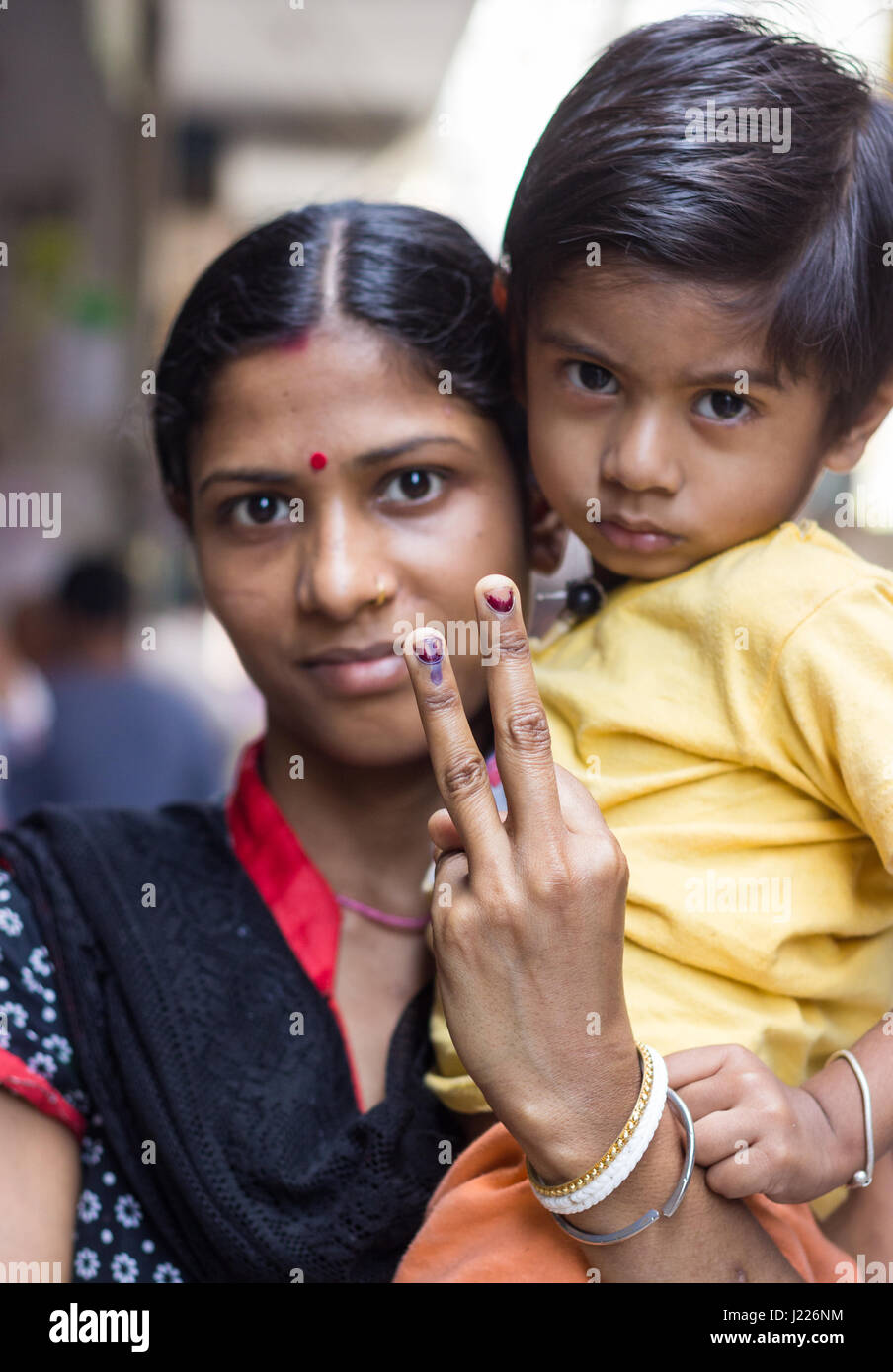 Nuova Delhi - Aprile 23, 2017: Nuova Delhi elezioni 2017 Una donna mostra il suo inchiostro colorato dito indice dopo la colata del suo voto per le elezioni MCD 2017. Foto Stock