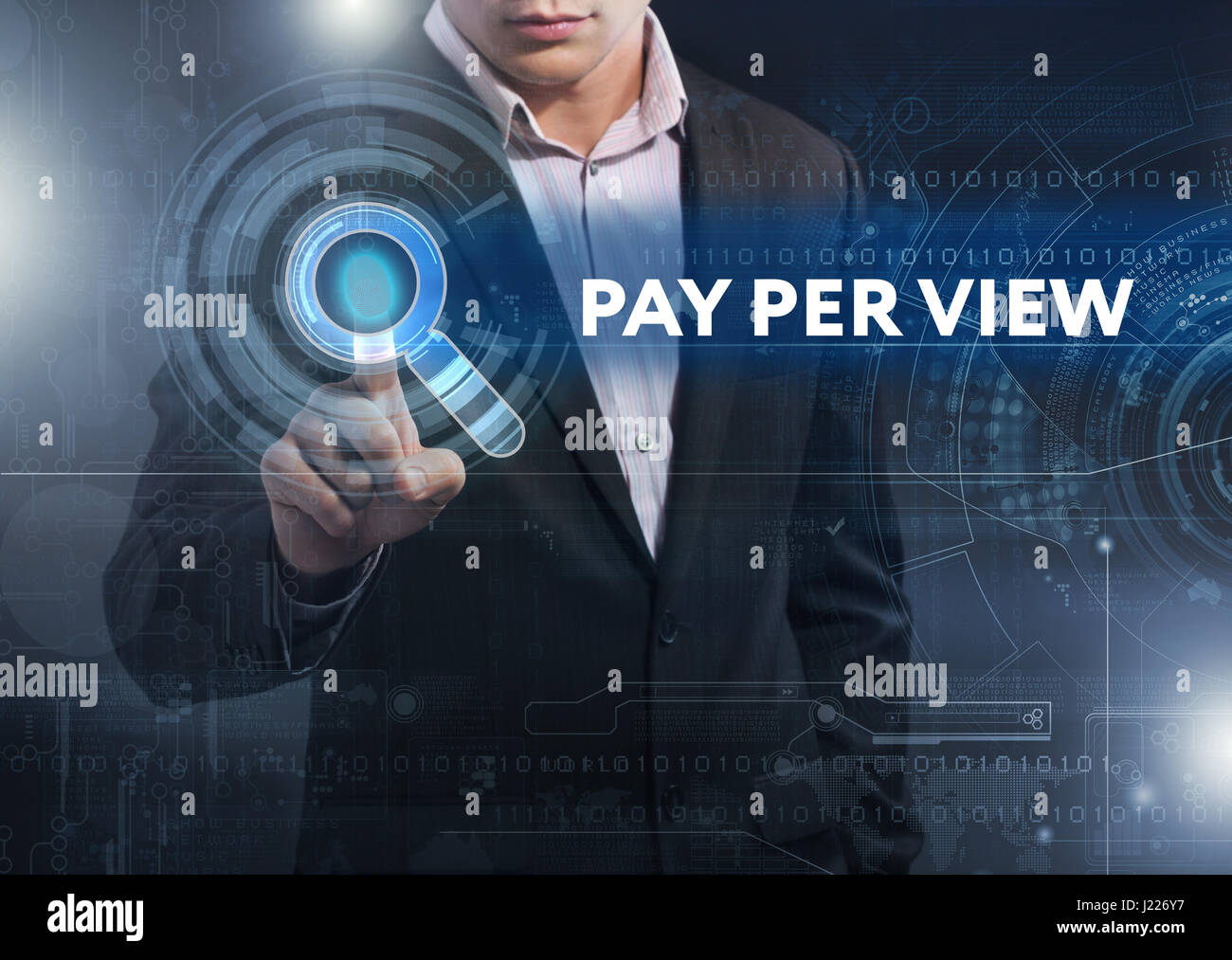 Business, tecnologia Internet e il concetto di rete. Business man lavorando sulla tavoletta del futuro, selezionare sul display virtuale: pay per view Foto Stock