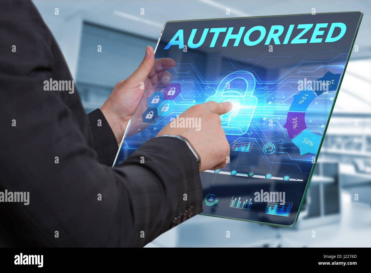 Business, tecnologia Internet e il concetto di rete. Business man lavorando sulla tavoletta del futuro, selezionare sul display virtuale: autorizzato Foto Stock