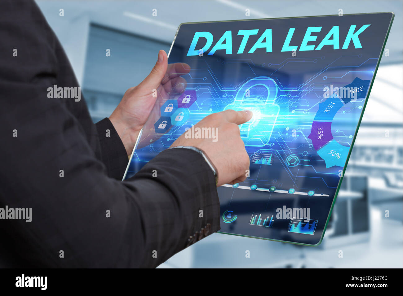 Business, tecnologia Internet e il concetto di rete. Business man lavorando sulla tavoletta del futuro, selezionare sul display virtuale: perdita di dati Foto Stock