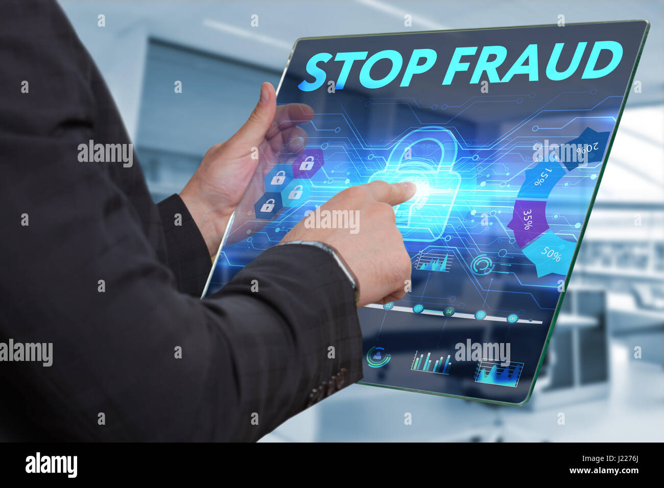 Business, tecnologia Internet e il concetto di rete. Business man lavorando sulla tavoletta del futuro, selezionare sul display virtuale: fermare le frodi Foto Stock
