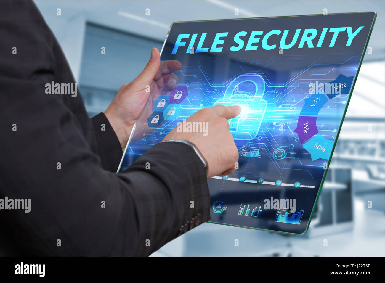 Business, tecnologia Internet e il concetto di rete. Business man lavorando sulla tavoletta del futuro, selezionare sul display virtuale: la sicurezza dei file Foto Stock