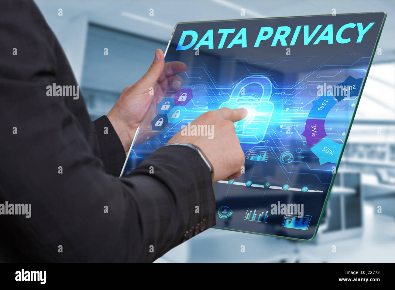 Business, tecnologia Internet e il concetto di rete. Business man lavorando sulla tavoletta del futuro, selezionare sul display virtuale: la privacy dei dati Foto Stock
