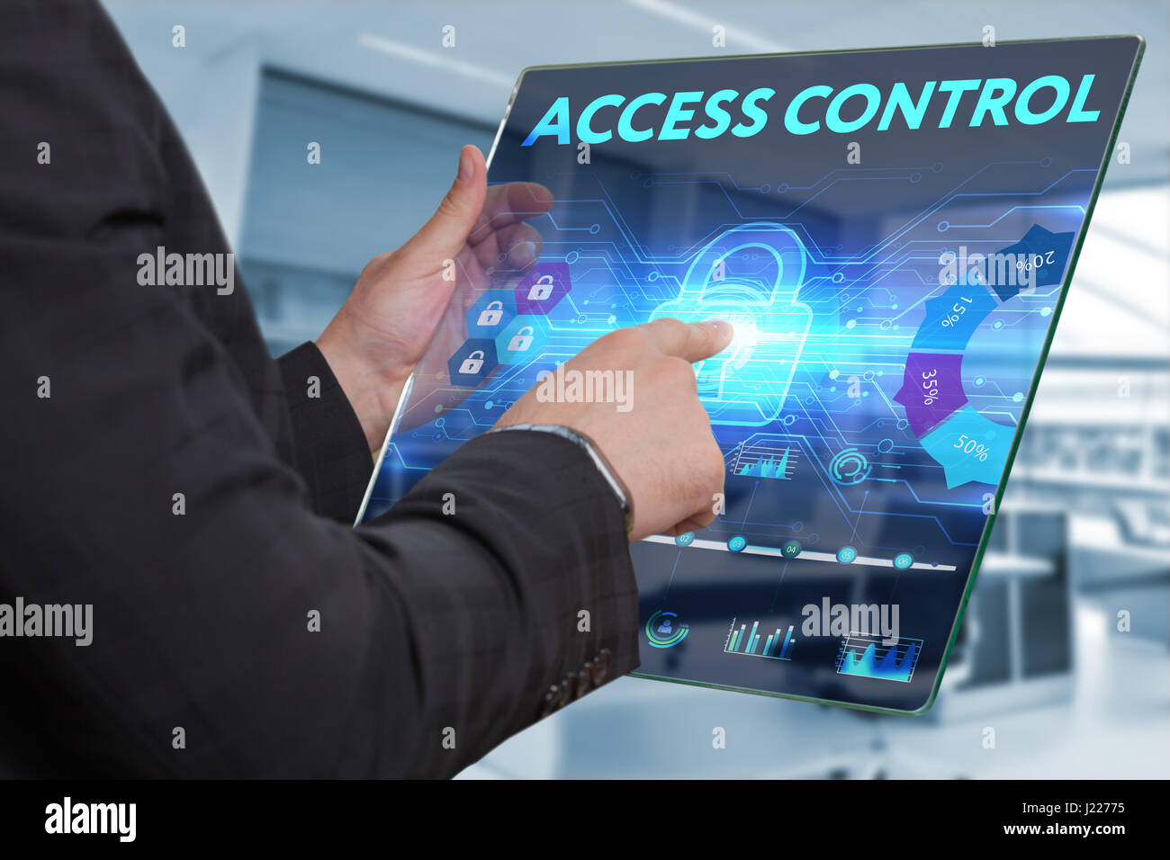 Business, tecnologia Internet e il concetto di rete. Business man lavorando sulla tavoletta del futuro, selezionare sul display virtuale: Controllo Accessi Foto Stock