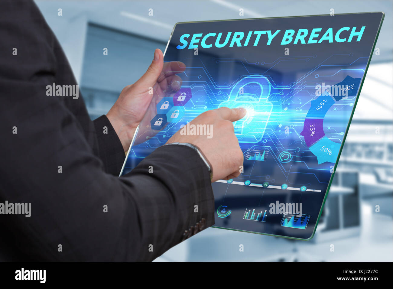 Business, tecnologia Internet e il concetto di rete. Business man lavorando sulla tavoletta del futuro, selezionare sul display virtuale: violazione della protezione Foto Stock