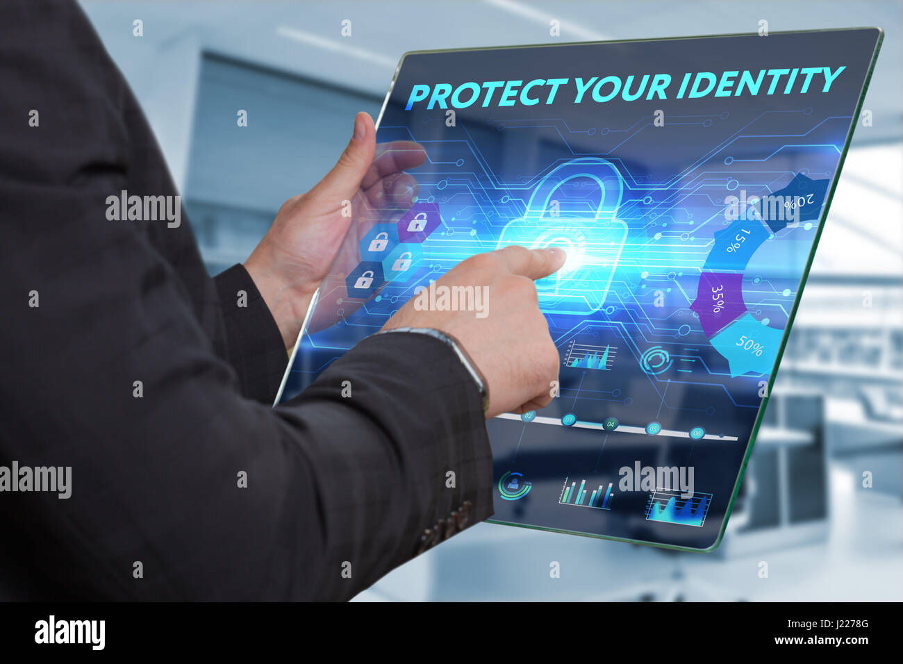 Business, tecnologia Internet e il concetto di rete. Business man lavorando sulla tavoletta del futuro, selezionare sul display virtuale: proteggi il tuo iden Foto Stock