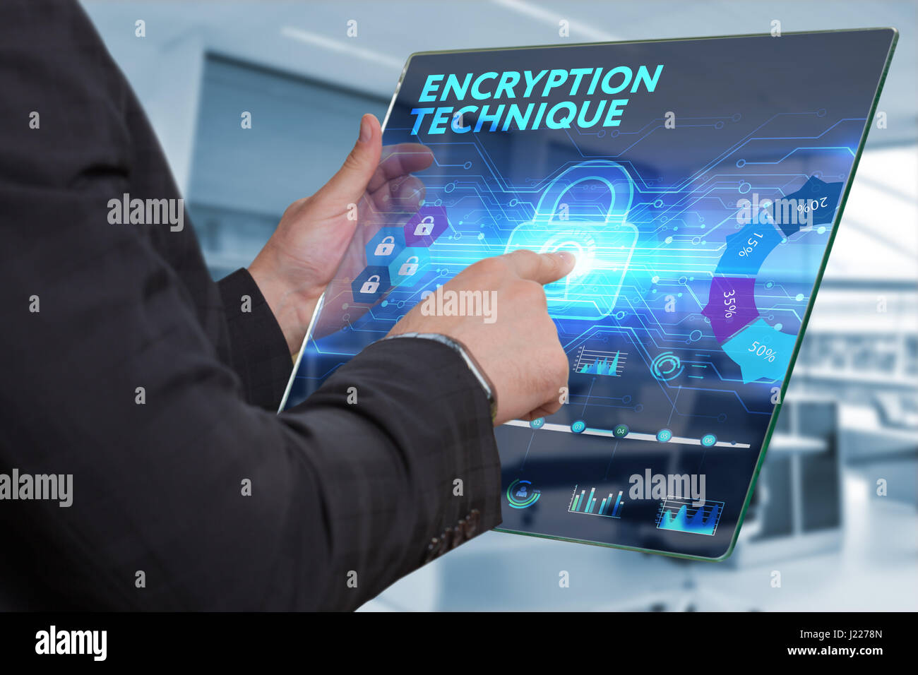 Business, tecnologia Internet e il concetto di rete. Business man lavorando sulla tavoletta del futuro, selezionare sul display virtuale: Crittografia techni Foto Stock