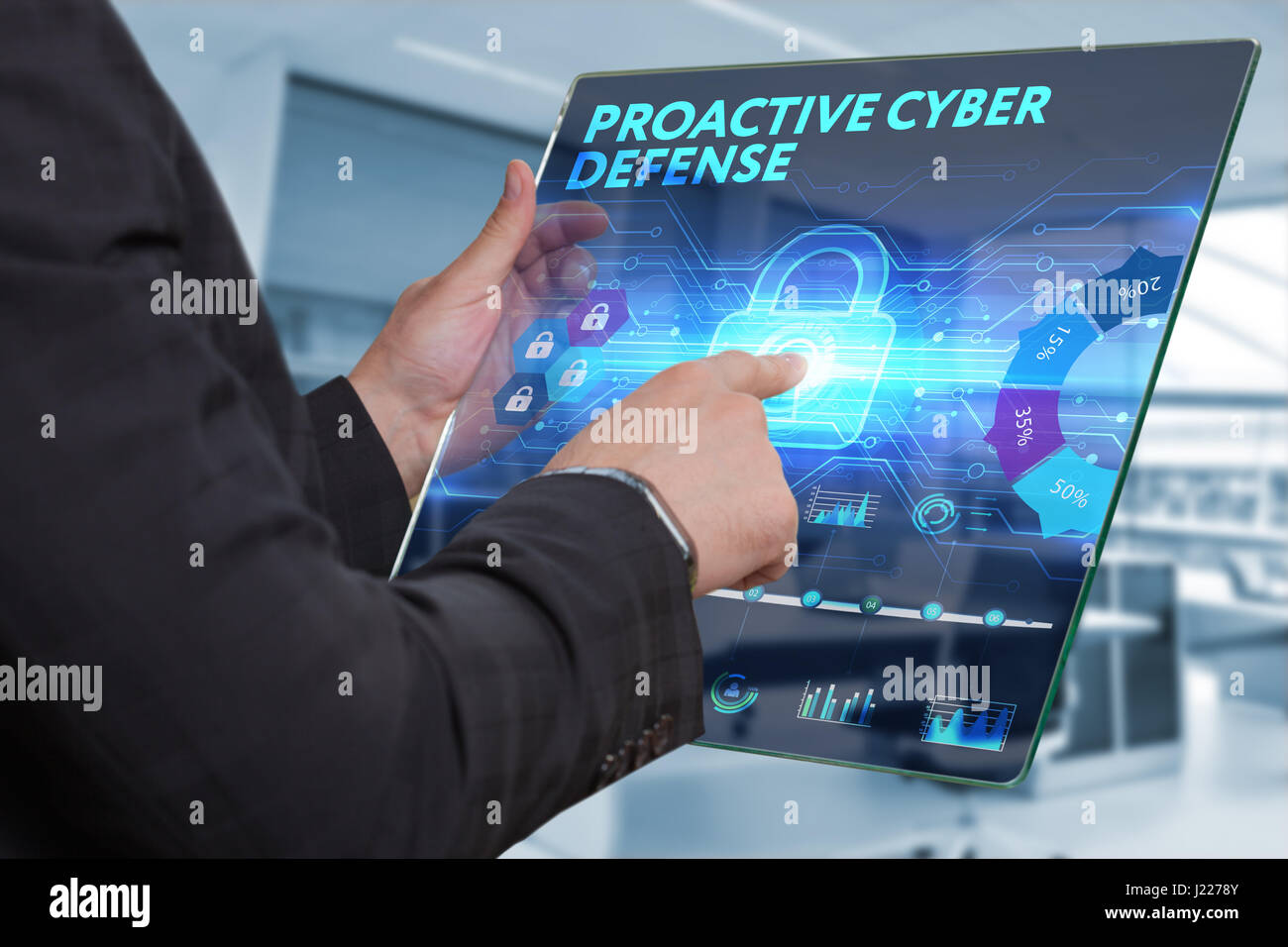 Business, tecnologia Internet e il concetto di rete. Business man lavorando sulla tavoletta del futuro, selezionare sul display virtuale: Proactive cyber d Foto Stock