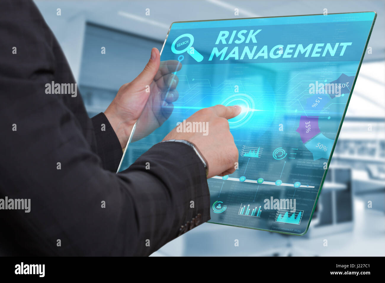 Business, tecnologia Internet e il concetto di rete. Business man lavorando sulla tavoletta del futuro, selezionare sul display virtuale: gestione dei rischi Foto Stock