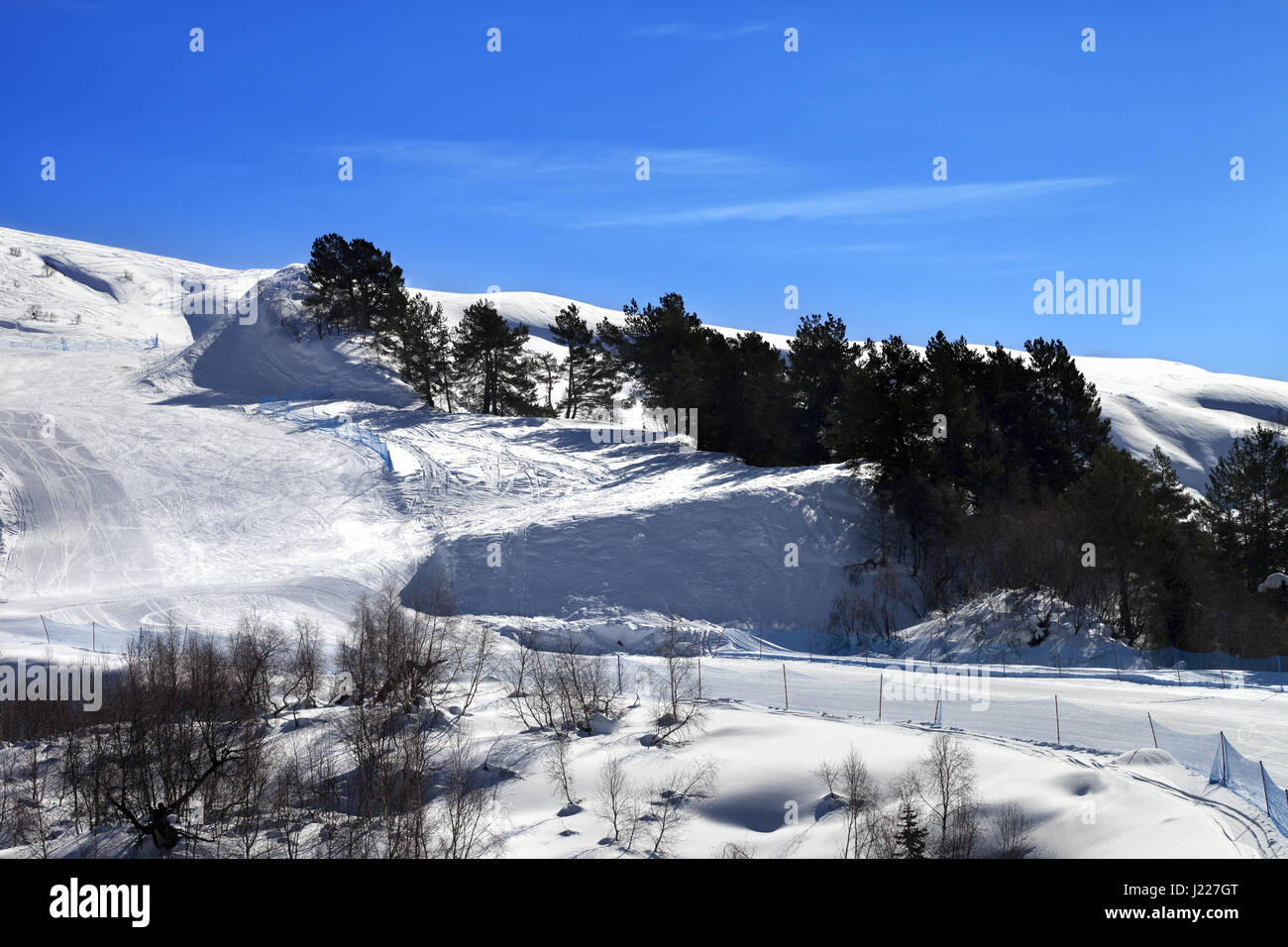 Pista da sci in giornata di sun. Montagne del Caucaso, Tetnuldi Svaneti, regione della Georgia. Foto Stock