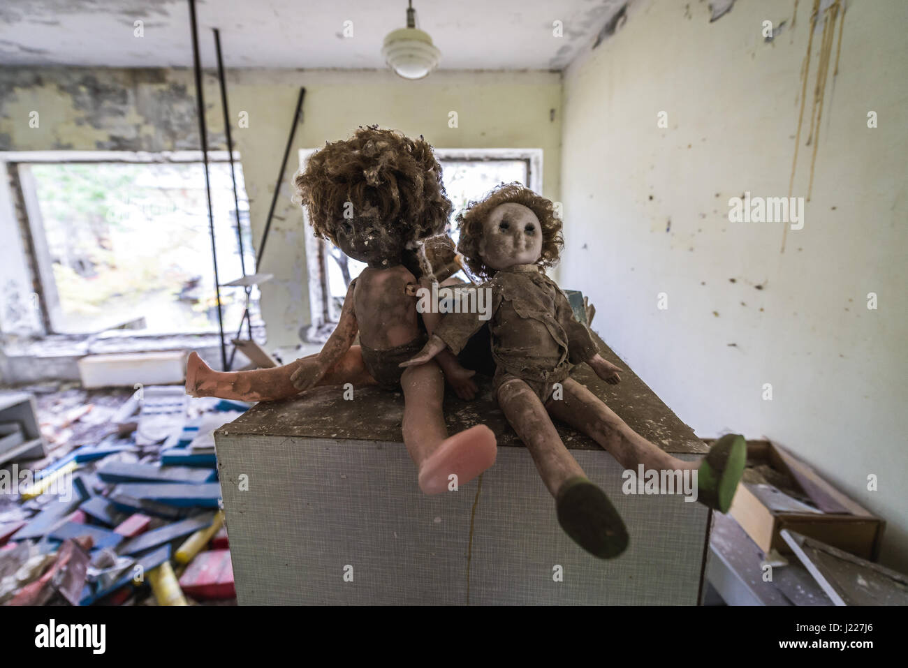 Giocattoli in 'Cheburashka' asilo n. 10 nel pripjat città fantasma, la centrale nucleare di Cernobyl la zona di alienazione in Ucraina Foto Stock