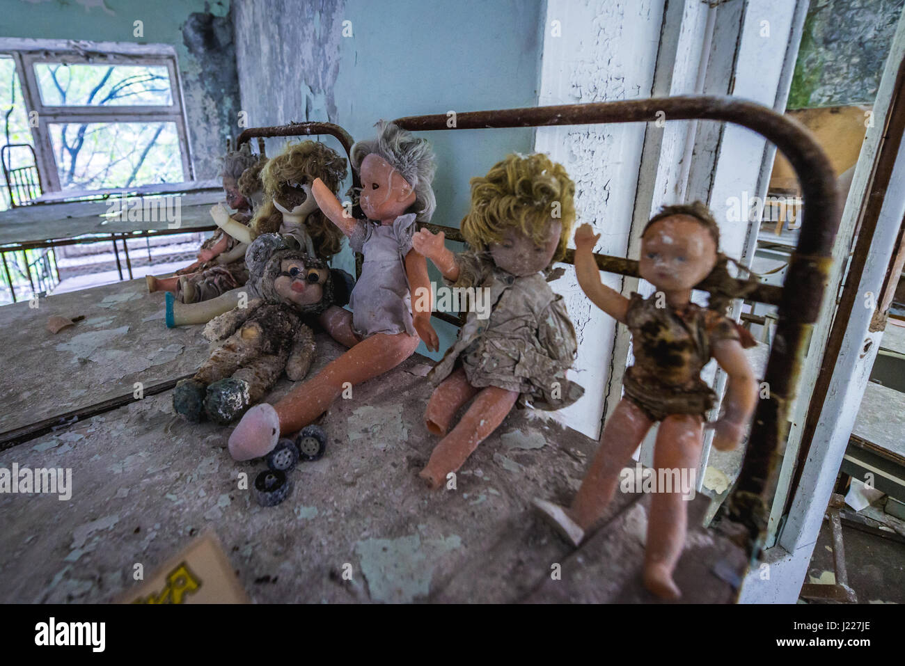 Giocattoli in 'Cheburashka' asilo n. 10 nel pripjat città fantasma, la centrale nucleare di Cernobyl la zona di alienazione in Ucraina Foto Stock