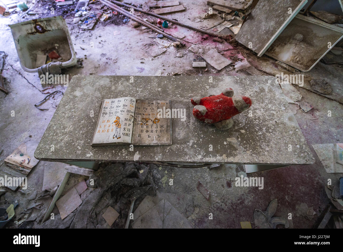 Vecchio libro in 'Cheburashka' asilo n. 10 nel pripjat città fantasma, la centrale nucleare di Cernobyl la zona di alienazione in Ucraina Foto Stock