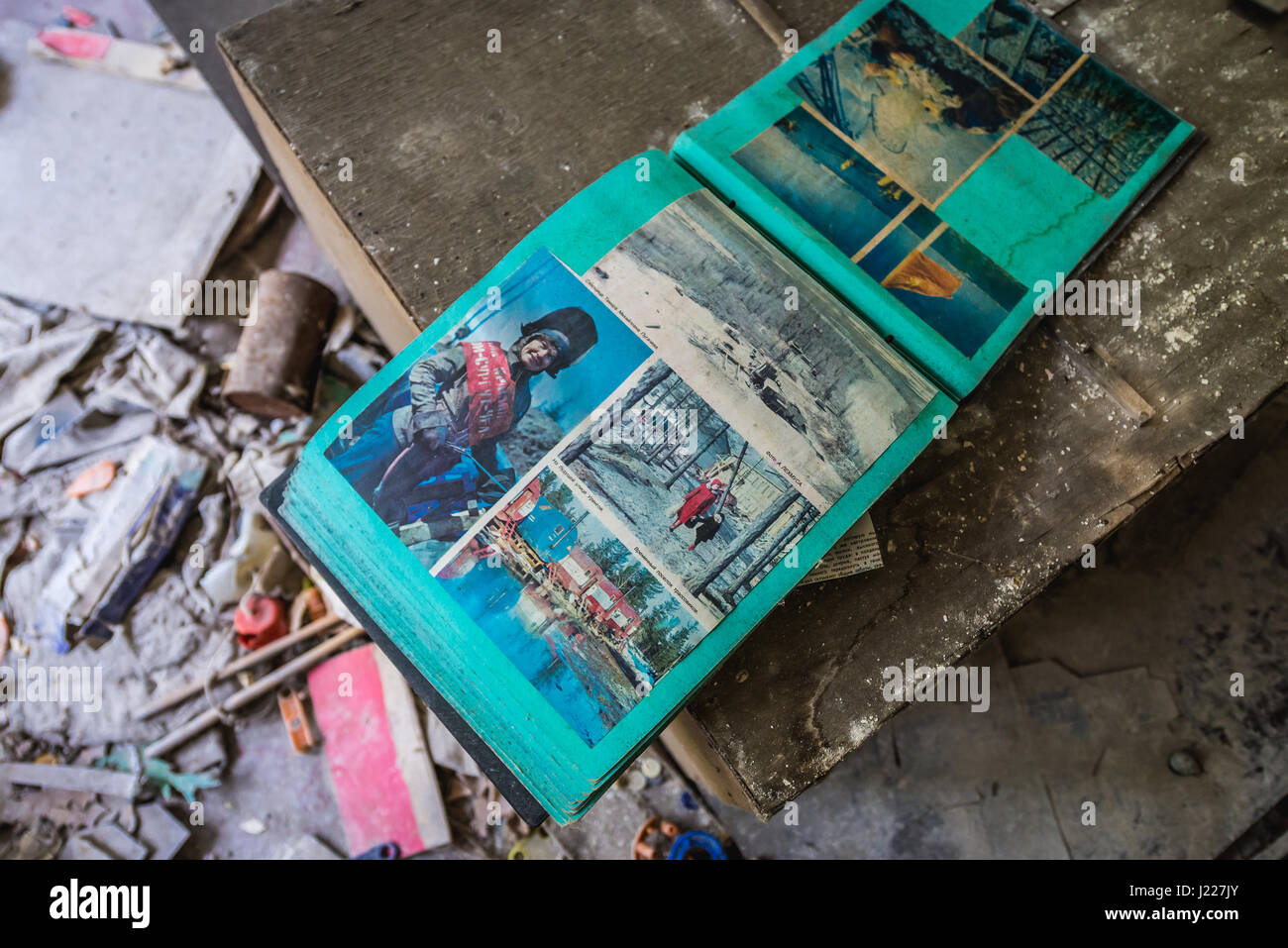 Il vecchio album di foto in 'Cheburashka' asilo n. 10 nel pripjat città fantasma, la centrale nucleare di Cernobyl la zona di alienazione in Ucraina Foto Stock