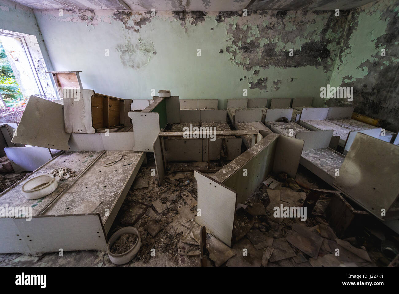 Letti in 'Cheburashka' asilo n. 10 nel pripjat città fantasma, la centrale nucleare di Cernobyl la zona di alienazione in Ucraina Foto Stock