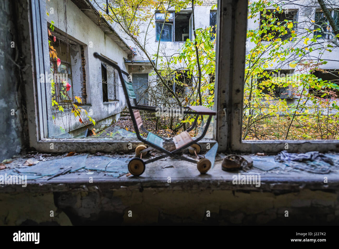 Giocattolo in 'Cheburashka' asilo n. 10 nel pripjat città fantasma, la centrale nucleare di Cernobyl la zona di alienazione in Ucraina Foto Stock