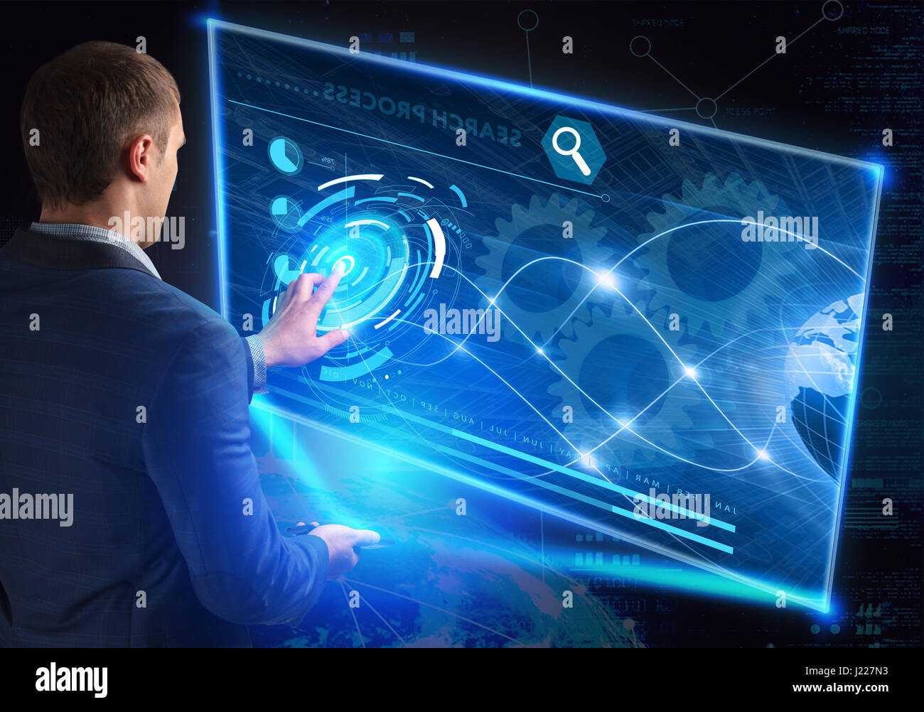 Imprenditore premendo high tech tipo di pulsanti moderno su un sfondo virtuale Foto Stock