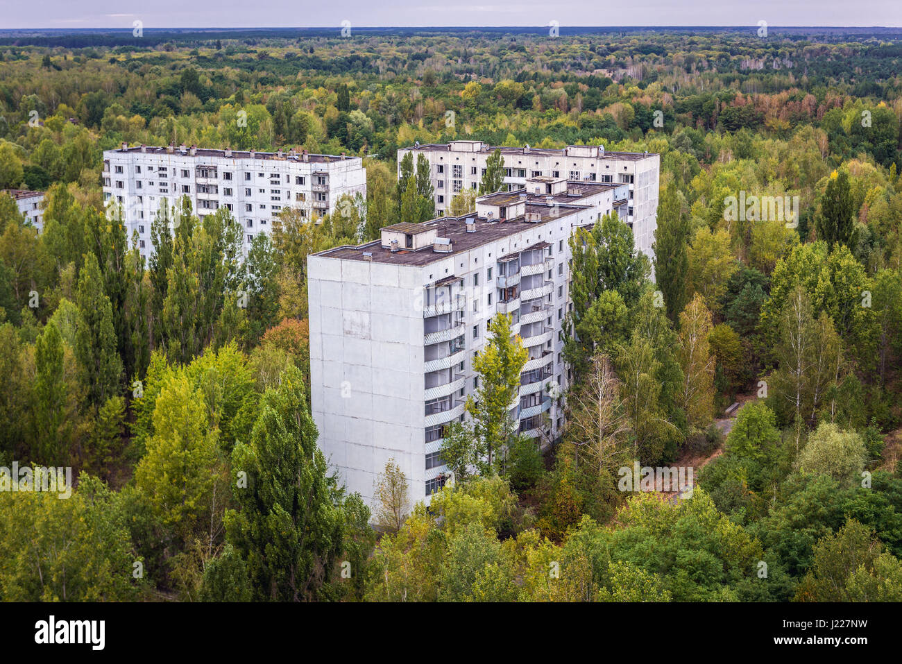 Vista dal tetto del 16-memorizzate blocco di appartamenti in pripjat città fantasma della centrale nucleare di Cernobyl la zona di alienazione in Ucraina Foto Stock