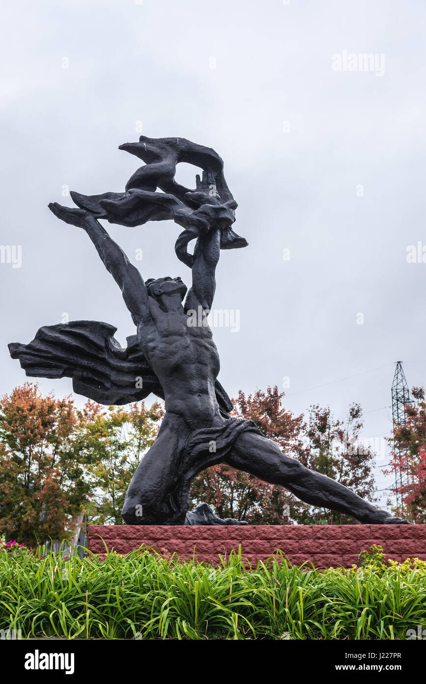 Prometeo monumento davanti della centrale nucleare di Cernobyl nella zona di alienazione area, Ucraina Foto Stock