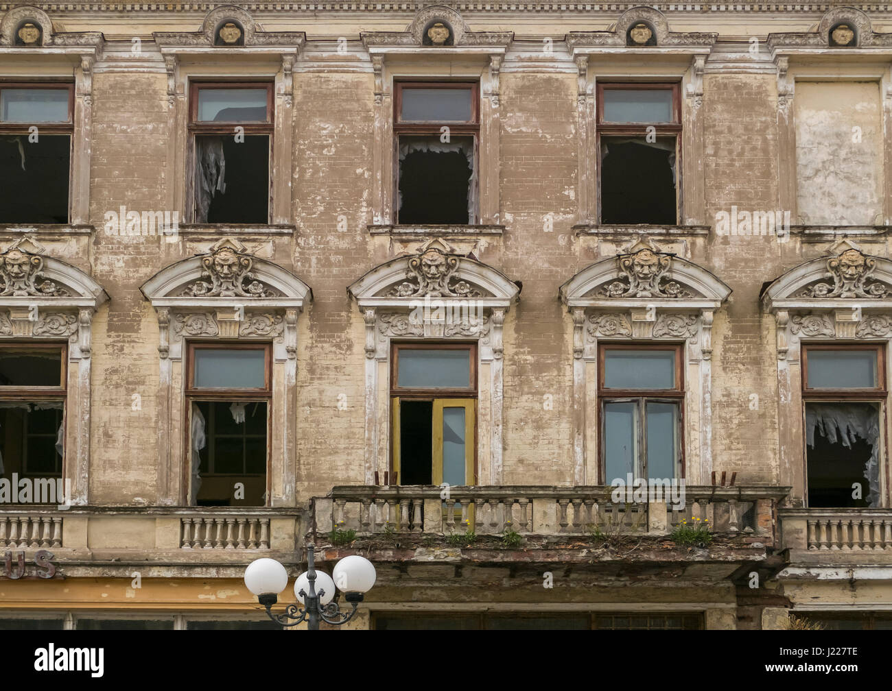 Edifici abbandonati, architettura storica nel centro di Brăila durante l'epoca post-comunista, Romania, UE. Foto Stock