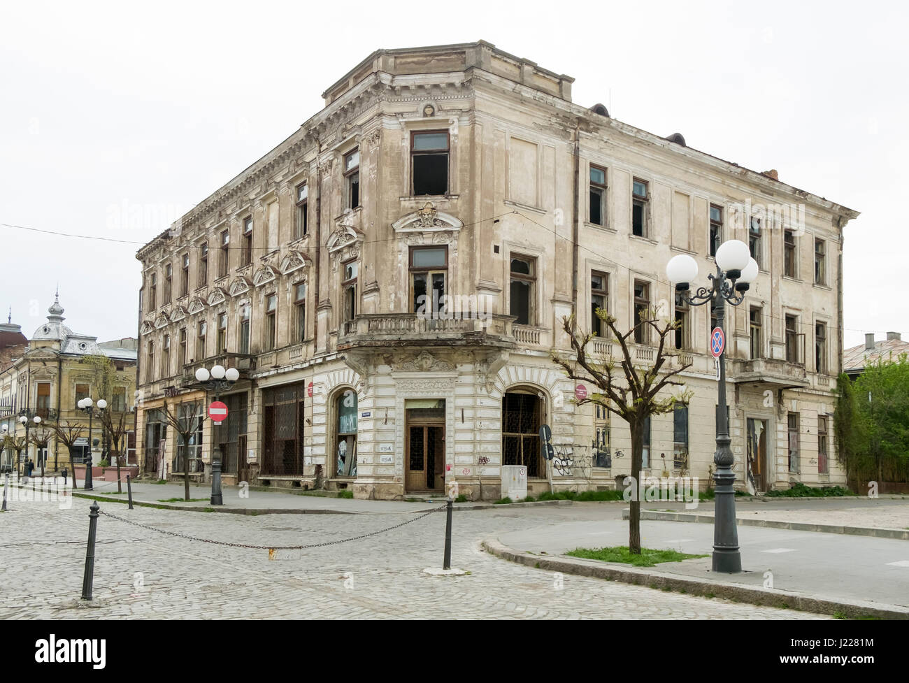 Edifici abbandonati, architettura storica nel centro di Brăila durante l'epoca post-comunista, Romania, UE. Foto Stock