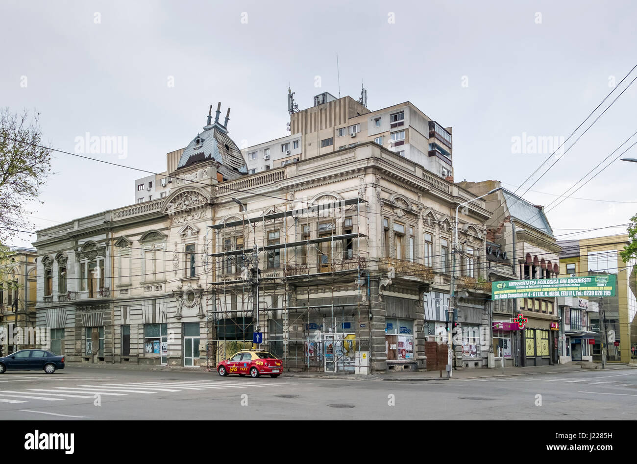 Edifici abbandonati, architettura storica nella città vecchia di Brăila durante l'epoca post-comunista, Romania, UE. Foto Stock