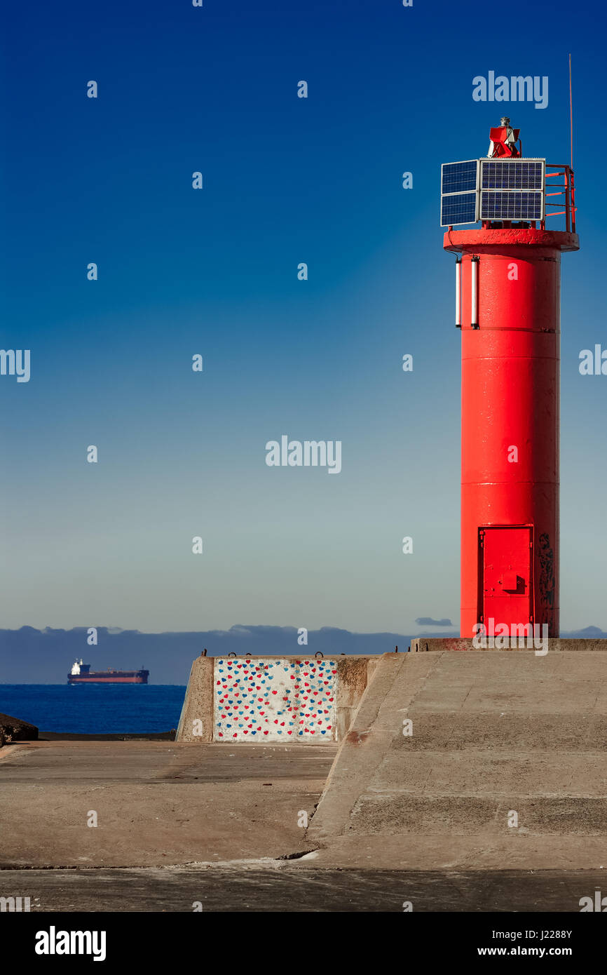 Faro rosso sulla diga frangiflutti a Riga, Europa Foto Stock