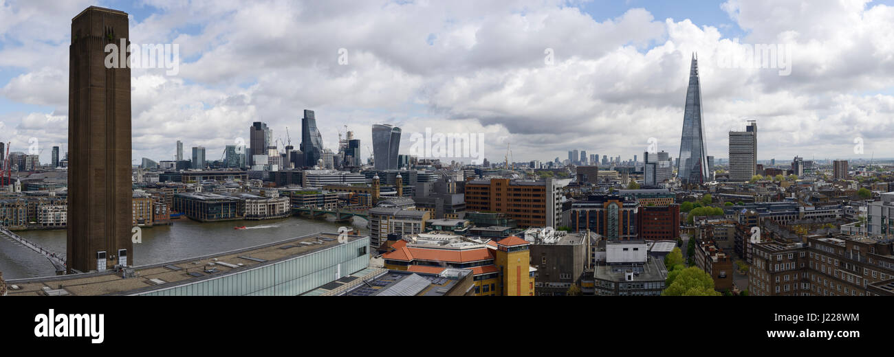 Londra Panoramica skyline che include la Tate Modern, il quartiere finanziario e il coccio. Foto Stock