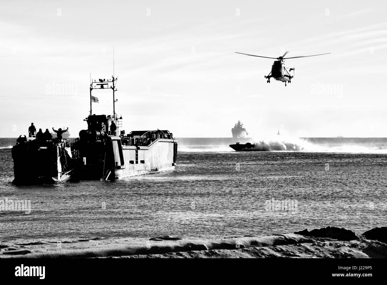 Royal Marines amphibious gli sbarchi a est della spiaggia di Gibilterra. Fotografo Stefano Ignacio a Eastern Beach, Gibilterra. La fotografia in bianco e nero Foto Stock