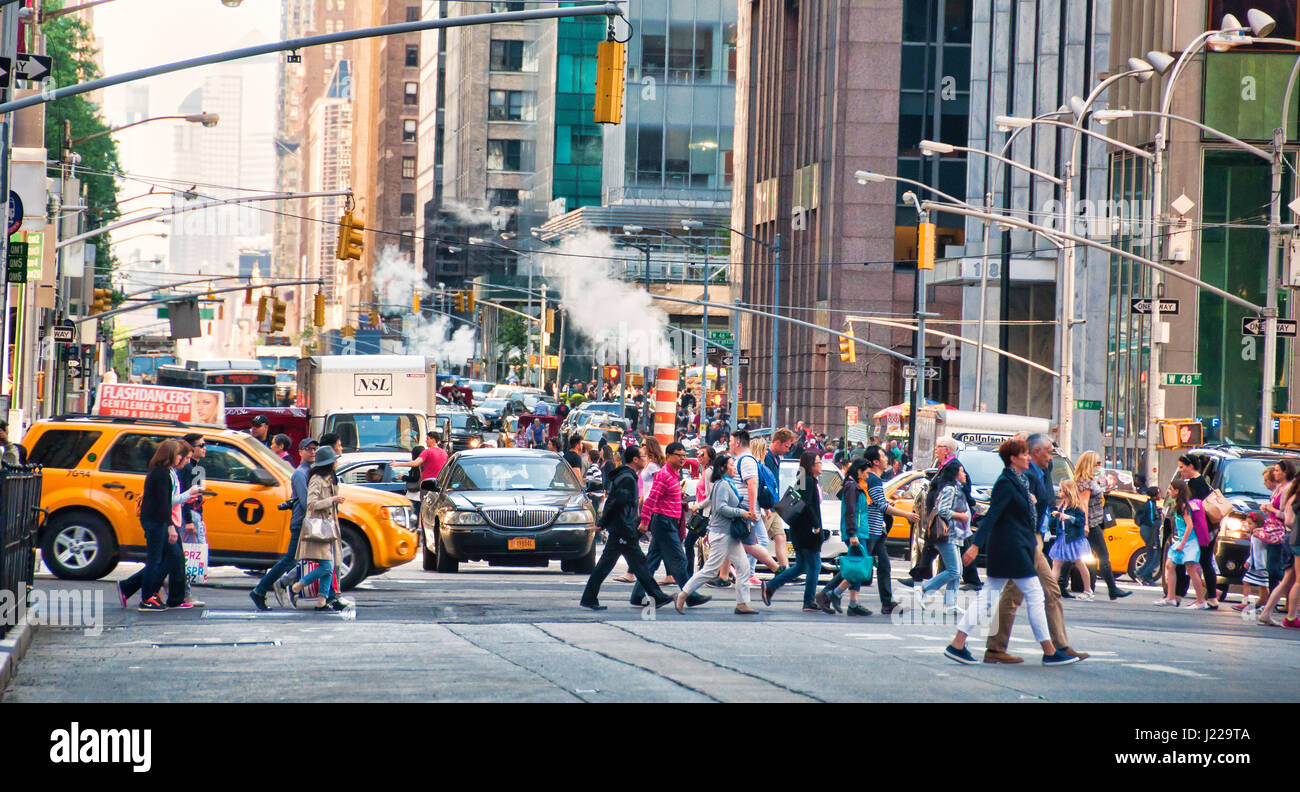 23 Maggio 2015 - New York, Stati Uniti d'America. La vita nella corsia di sorpasso, le persone sono in costante rush, cercando di raggiungere la loro destinazione. Foto Stock