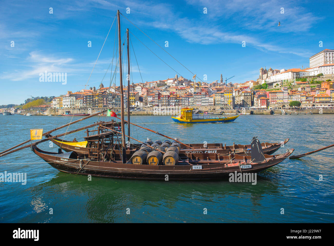 Portogallo viaggio città, vista in estate di tradizionali rabelo barche sul fiume Douro nel centro di Porto, Portogallo, Europa. Foto Stock