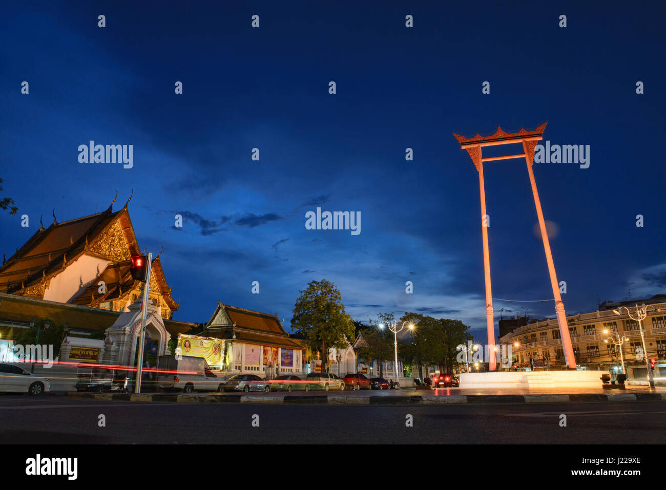 Il Gigante oscillazione durante le ore di colore blu a Bangkok, in Thailandia Foto Stock