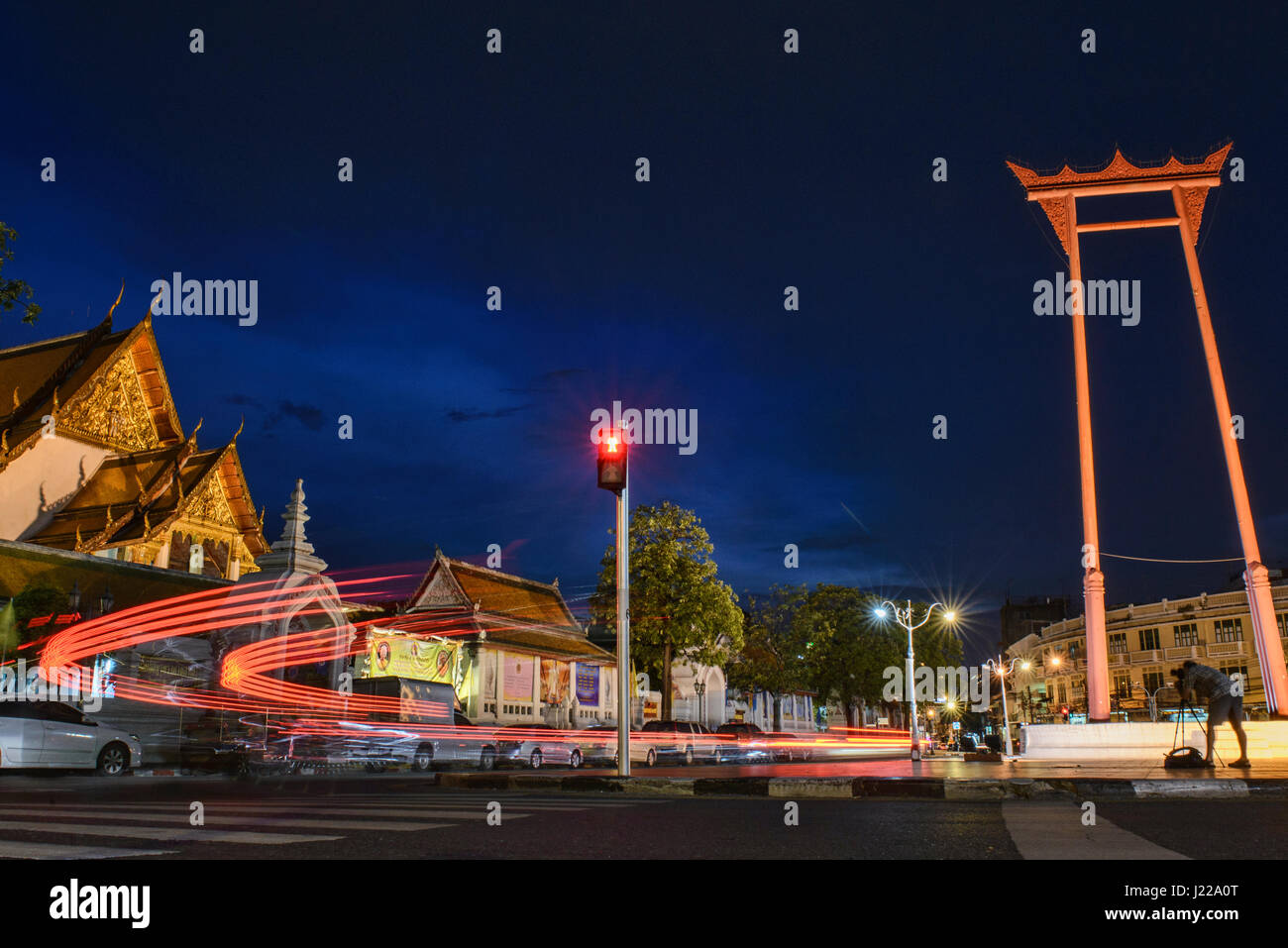 Il Gigante oscillazione durante le ore di colore blu a Bangkok, in Thailandia Foto Stock