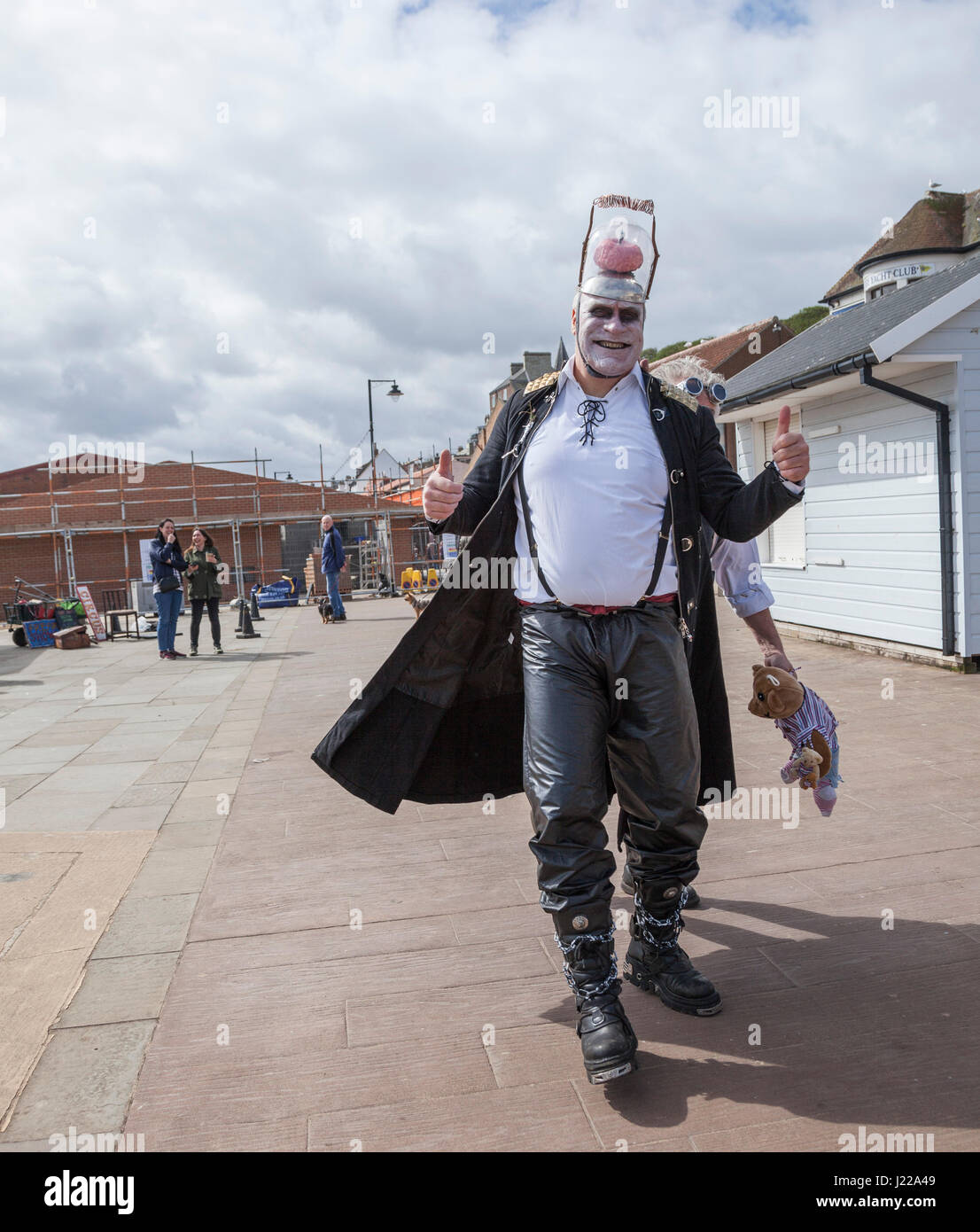 Uomo vestito come uno zombie a Whitby Goth Weekend in North Yorkshire, Inghilterra, Regno Unito Foto Stock