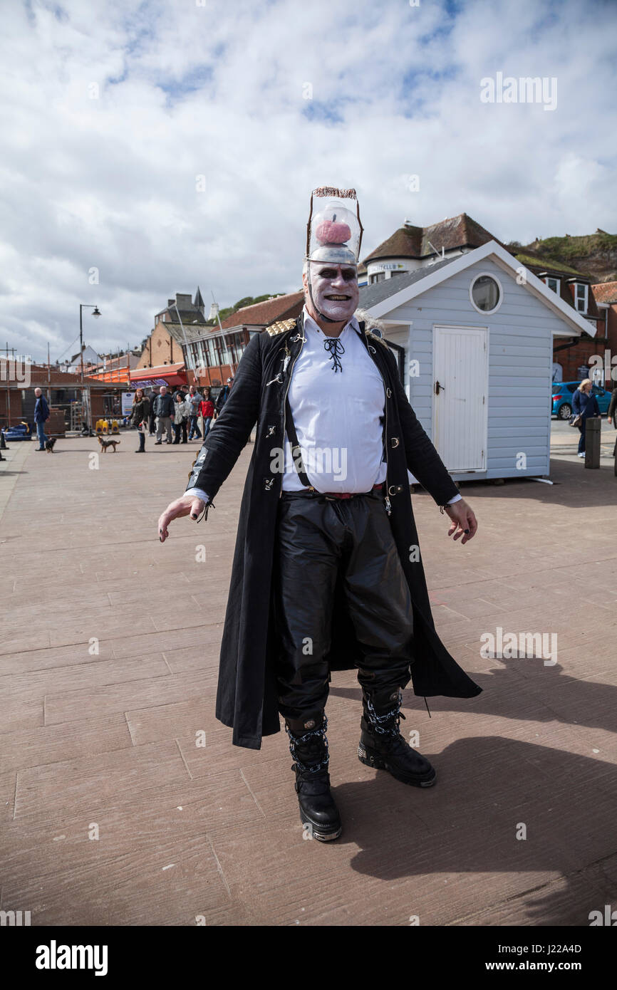 Uomo vestito come uno zombie a Whitby Goth Weekend in North Yorkshire, Inghilterra, Regno Unito Foto Stock